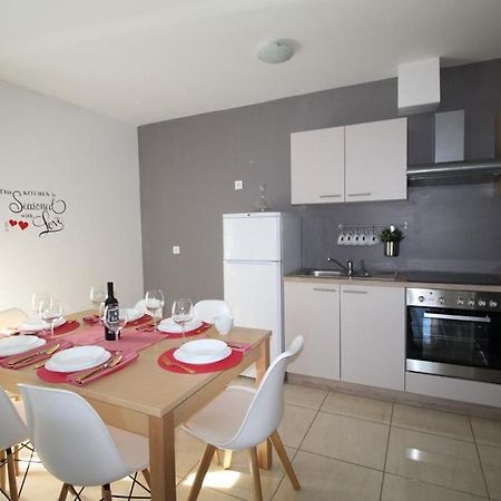 Apartments "Sun-Mauro" - Suitable For Groups Of People Novalja Kültér fotó
