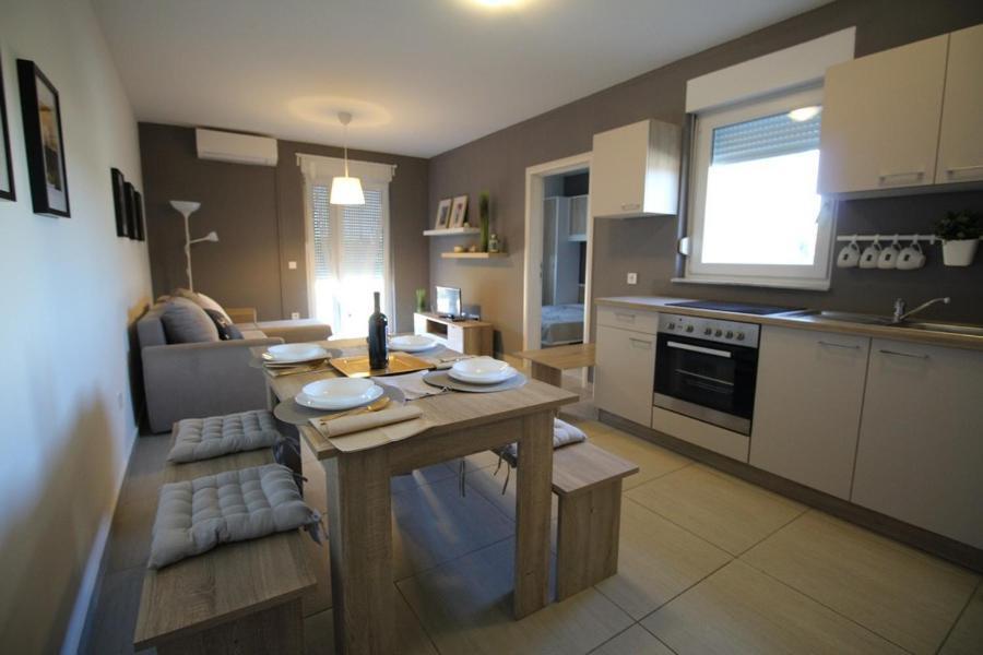 Apartments "Sun-Mauro" - Suitable For Groups Of People Novalja Kültér fotó