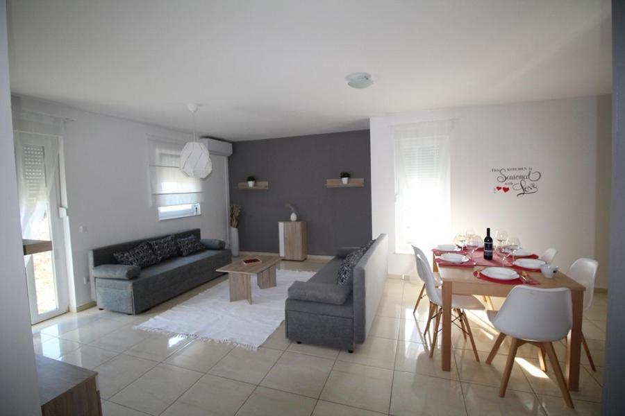 Apartments "Sun-Mauro" - Suitable For Groups Of People Novalja Kültér fotó