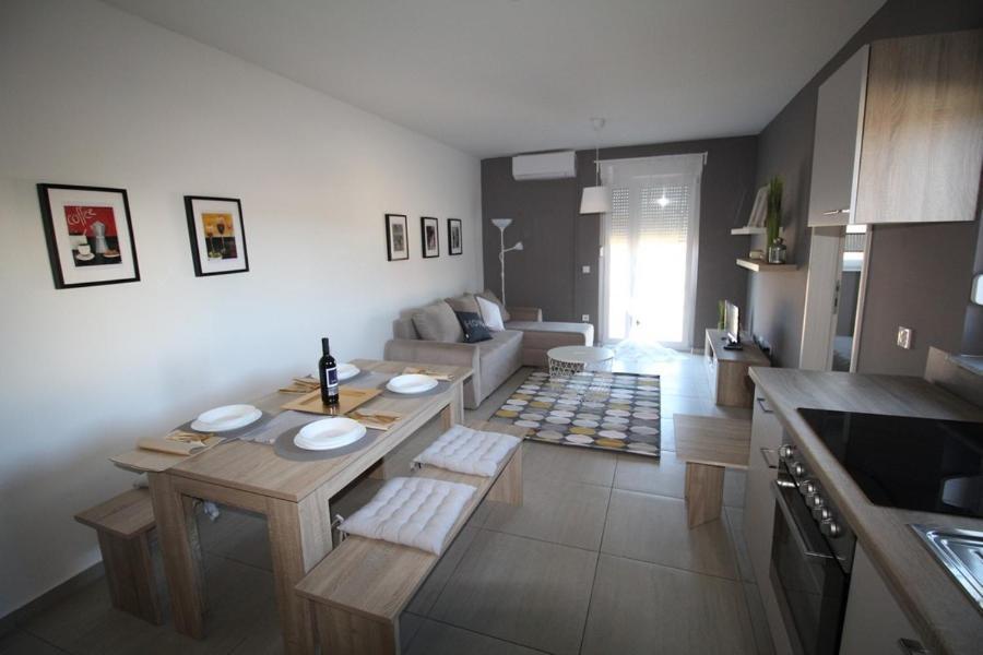 Apartments "Sun-Mauro" - Suitable For Groups Of People Novalja Kültér fotó