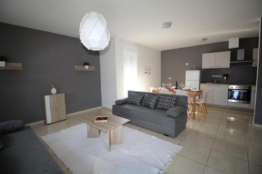 Apartments "Sun-Mauro" - Suitable For Groups Of People Novalja Kültér fotó