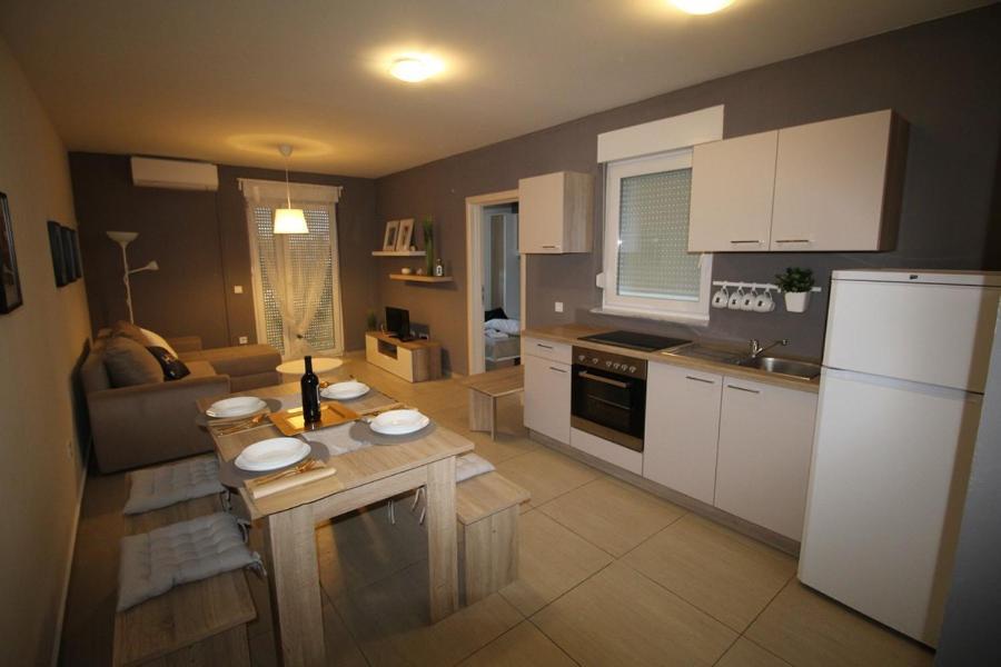 Apartments "Sun-Mauro" - Suitable For Groups Of People Novalja Kültér fotó