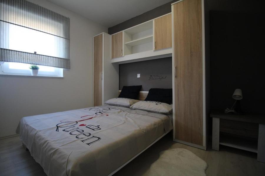 Apartments "Sun-Mauro" - Suitable For Groups Of People Novalja Kültér fotó