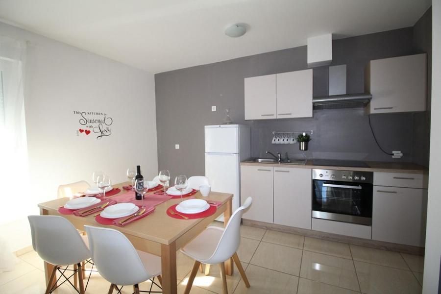 Apartments "Sun-Mauro" - Suitable For Groups Of People Novalja Kültér fotó