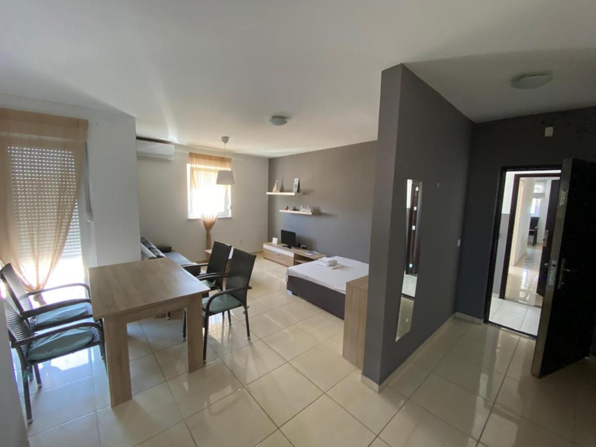 Apartments "Sun-Mauro" - Suitable For Groups Of People Novalja Kültér fotó